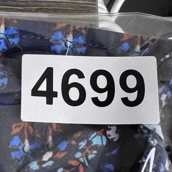 Vineyard Vines Fenwick Blue Smocked Square Neck Top Silk Blend Milkmaid M - Picture 9 of 9